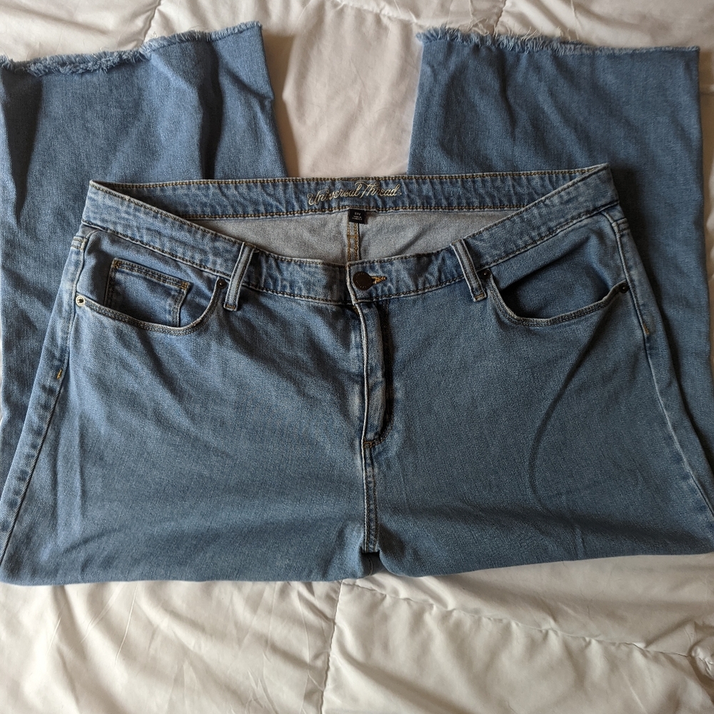 Universal Thread Cropped Light wash jeans!